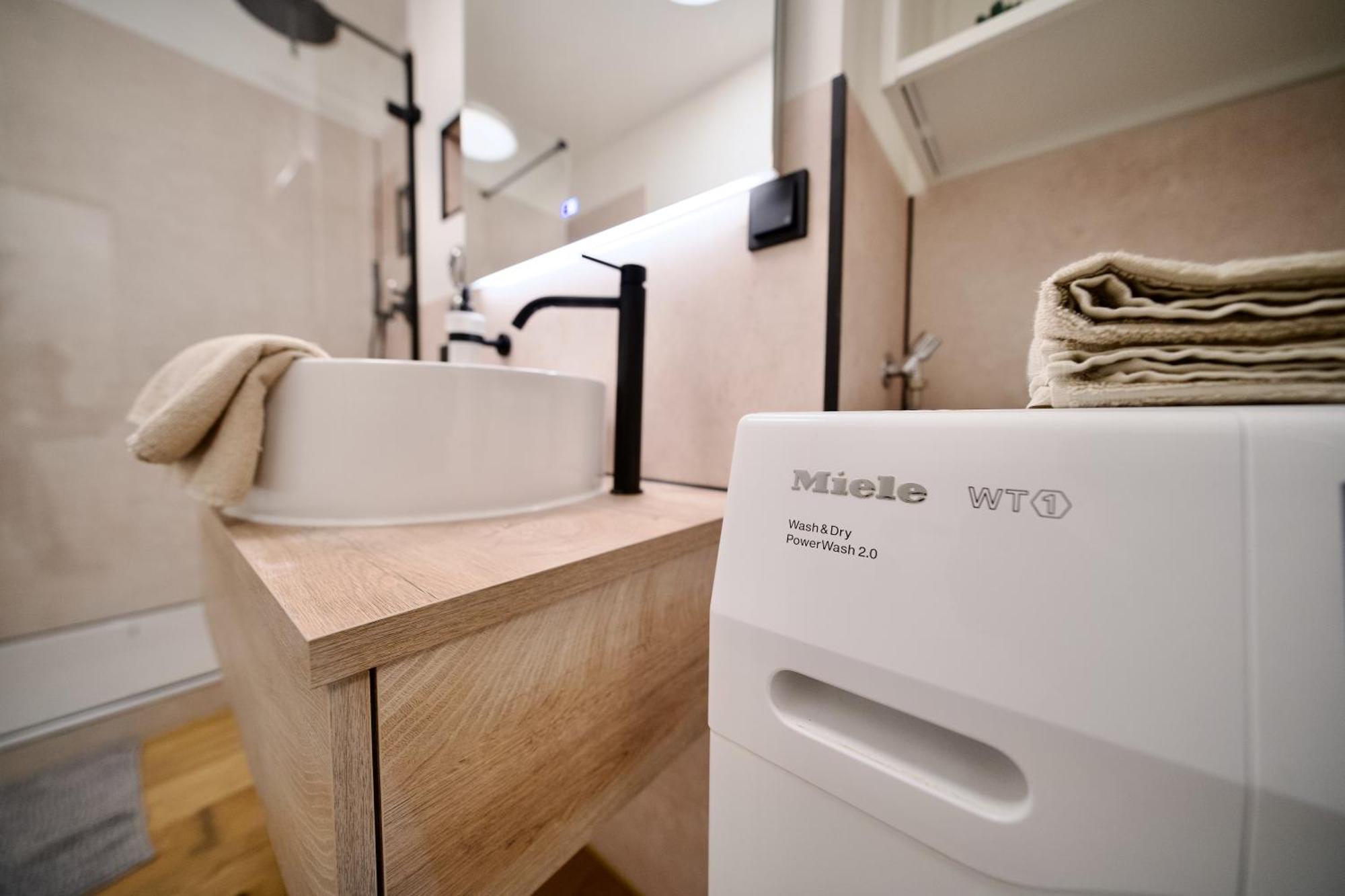 Edler Wohnraum Luxurioeses Apartment Mit Balkon, Boxspringbett, Kaffeevollautomat, Lift & Parkplatz Chemnitz Dış mekan fotoğraf